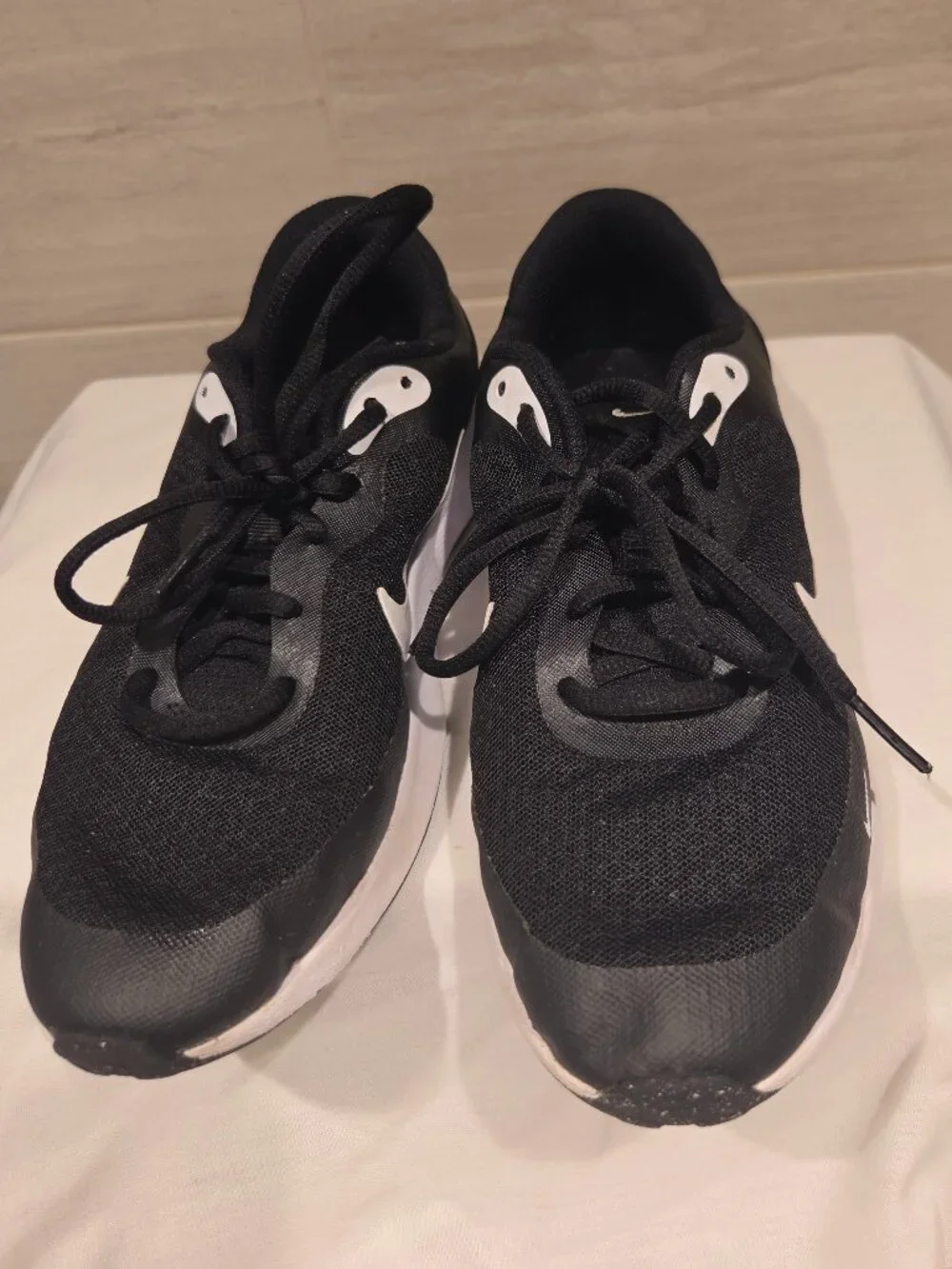 NIKE YOUTH RUNNING SHOES, SIZE 5.5Y